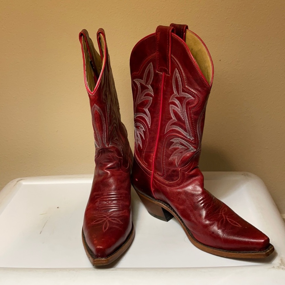 RED JUSTIN BOOTS